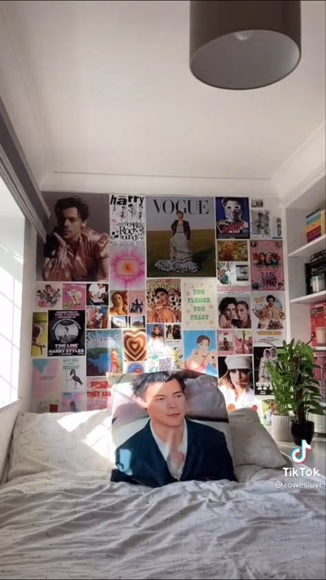 Posters On Roof Bedroom, Harry Styles Coded Room, Harry Styles Bedroom, Harry Styles Room Decor, Photo Wall Aesthetic, One Direction Bedroom, Harry Styles Room, One Direction Room, Harry Coded