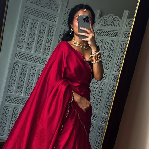 Dark Desicore Aesthetics 🥀🪞 | Save and send these mirror pose ideas to a saree lover ♥️✨ Saree of the day- is a pure chinnin pinkish red drape with hand embellished borders, paired well with a black sleeveless blouse and adorned with kundan + pearl jewellery. 🥀📝 Created the above Garba night look using a saree draped on cancan. Check out the saree draping tutorial on my feed. Meanwhile, some navratri pose ideas for the next time you don’t know how to pose in a saree. 🤌✨ #fyp #explore #iwea... Mirror Pose Ideas, Saree Draping Tutorial, Garba Night, Mirror Pose, Red Drapes, Saree Draping, Black Sleeveless Blouse, Pinkish Red, Pearl Jewellery