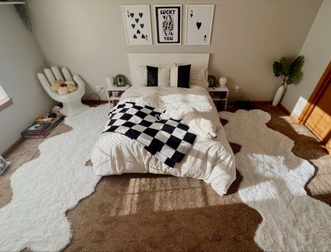 diy rugs - white rug - funky rug - curvy rug - hand chair - white and black room - plant decor- posters aboce bed - symmetrical room - Bedroom Inspirations Funky, Curvy Rug, White And Black Room, Black And White Room Aesthetic, Couples Room Decor, Black White And Gold Bedroom, Retro Bedroom Ideas, White Gold Bedroom, Rug Funky