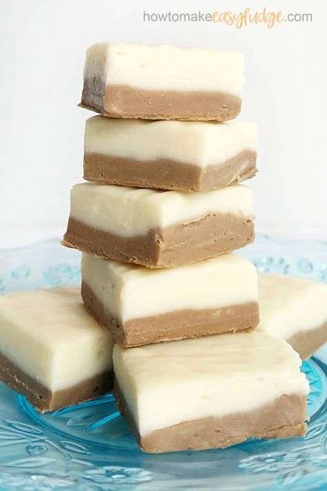 ROOT BEER FLOAT FUDGE combines the classic flavors of the treat, bold root beer and creamy vanilla ice cream. EASY to make! Root Beer Recipes Food, Root Beer Fudge, Coffee Fudge Recipes, Sweets Business, Beer Dessert, Cookie Fudge, Coffee Fudge, Fantasy Fudge, Easy Fudge