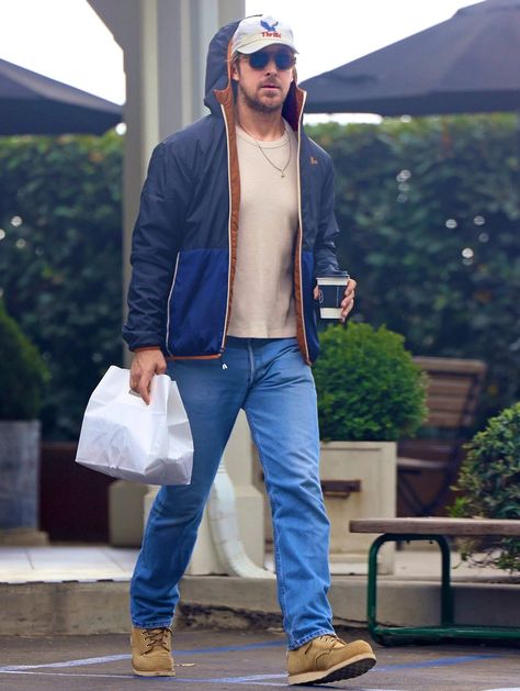 ryan gosling street style 2023 Ryan Gosling Casual Outfits, Ryan Gosling Street Style, Ryan Gosling 2024, Ryan Gosling Outfits, Ryan Gosling Fashion, Ryan Gosling Drive, Weekend Fits, Ryan Gosling Style, Guys Outfits