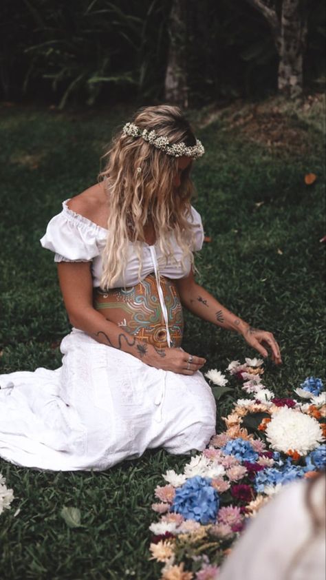 Flowers On Pregnant Belly, Spiritual Maternity Shoot, Hippie Maternity Shoot, Pregnancy Festival Outfit, Hippie Pregnancy Outfits, Blessing Way Ideas Pregnancy, Hippie Maternity Pictures, Pregnant Hippie, Painted Pregnant Belly