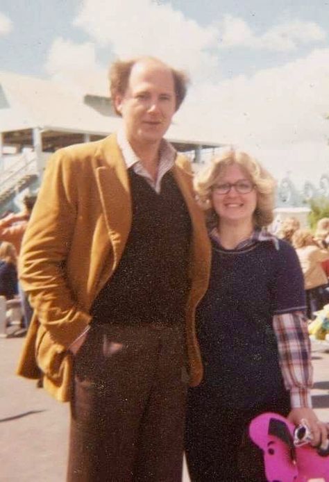 Rare candid photo.  " Mom and David Ogden Stiers , from the tv show M.A.S.H."  Posted on May 14, 2010 by Carley Fagundes on FB Alan Alda Mash, David Ogden Stiers, Mash 4077, Fatherless Behavior, Alan Alda, Candid Photo, Photos Of People, Caricatures, Glee