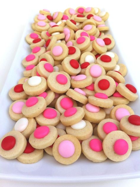 'spotty' sweets Ice Pops Decorados, Dot Cookies, Polka Dot Birthday Party, Confetti Cookies, Polka Dot Birthday, Polka Dot Party, Chocolate Bread, Breakfast Healthy, Health Breakfast