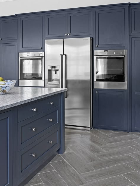 The soft, almost matte finish on the navy-blue doors and drawers in this handsome kitchen fades into the background, leaving the gleaming stainless-steel appliances to shine through. Repaint Cabinets, Kitchen With Blue Cabinets, Cupboards Ideas, Dark Blue Kitchen Cabinets, Navy Kitchen Cabinets, Steel Kitchen Cabinets, Navy Blue Kitchen, Cabinet Painting, Blue Kitchen Cabinets