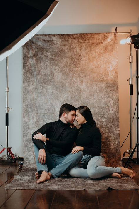 Valentines Photography Couples, Indoor Photography Poses, Military Couple Pictures, Casual Couple Photos, Pre Wedding Photoshoot Outfit, Home Photo Shoots, Studio Poses, Studio Photography Poses, Anniversary Photoshoot