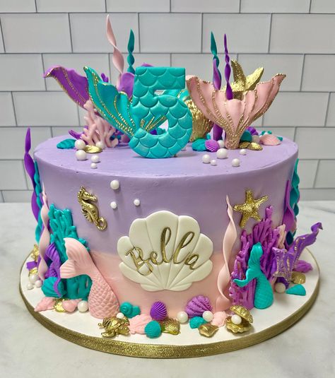 🎶 Unda the sea, unda the sea 🧜‍♀️  #mermaidcake #kupcakekitchen #wantcake #mermaidcupcakes #mermaidcakes #mermaidparty #mermaidsarereal #mermaidstyle #mermaidscales #mermaidsquad #mermaidlife #mermaidlove #mermaidlover #mermaiding #mermaidvibes #mermaidtails #mermaidbirthday #mermaidbirthdayparty #mermaidthemeparty #mermaidgoals #mermaidtales #mermaidtheme #amazingcake #amazingcakes #santaclarita #santaclaritavalley Mermaid Cake Design, Under The Sea Cake, Melon Cake, Mermaid Cupcakes, Fondant Cake Designs, Sea Cakes, 4th Birthday Cakes, Ocean Birthday, Sea Mermaid