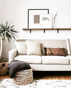 Great use of beige/brown accents against cream! Minimalist Dekor, Furnitur Ruang Keluarga, Neutral Living Room, Design Del Prodotto, Decoration Inspiration, Decor Minimalist, Minimalist Living, A Living Room, Apartment Living Room