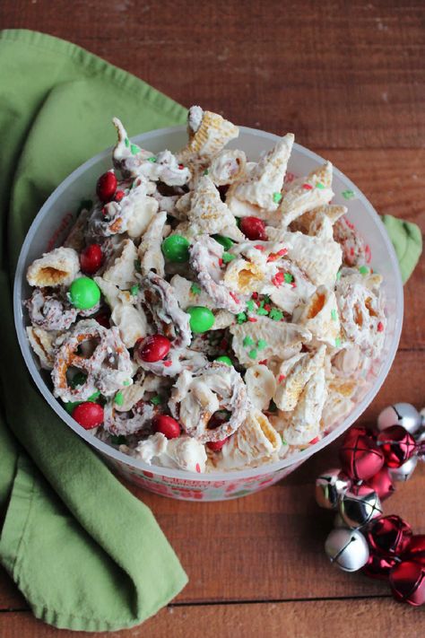 White Christmas Trash Mix 4 Christmas Popcorn Recipes, White Chocolate Snack Mix, Christmas Trash, Trash Recipe, Chocolate Snack Mix, Christmas Party Food Ideas, Christmas Snack Mix, Easy Snack Mix, Chex Mix Christmas