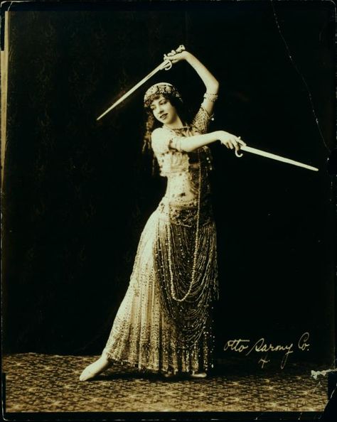 Thamara deSvirsky - NYPL Digital Collections Ballet Russe, Vintage Burlesque, Vintage Dance, Old Photography, Retro Mode, Arte Inspo, Poses References, Vintage Circus, Human Poses