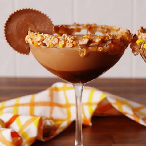 Peanut Butter Cups Recipe, Reese's Pieces, Beer Food, Chocolate Liqueur, Peanut Butter Cup, Chocolate Syrup, Alcohol Recipes, Peanut Butter Cups, Fun Drinks