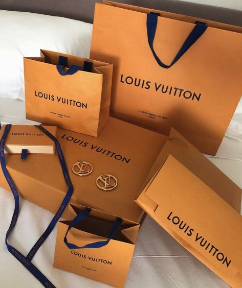 Louis Vuitton Shopping Bag Aesthetic, Wealthy Lifestyle Luxury, Branded Gift Bags, Bucket Gifts, Paper Bag Design, Famous Babies, Louis Vuitton Paris, Louis Vuitton Gifts, Luxury Birthday