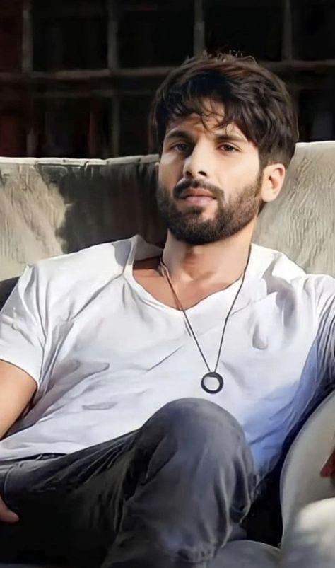 Shahid Kapoor Aesthetic, Shahid Kapoor Hairstyle Short, Shahid Kapoor Wallpapers, Shahid Kapoor Hairstyle, Shahid Kapoor Body Pic, Zain Imam Instagram, Shahid Kapoor, Birthday Cake With Photo, Couple Pics For Dp