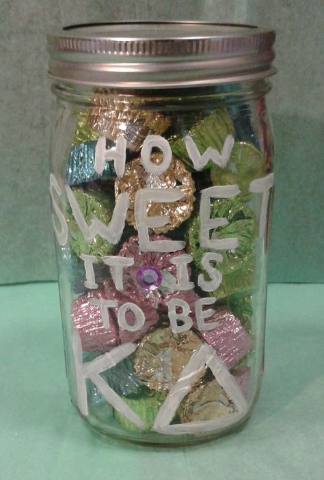 "How SWEET it is to be KD" Kappa Delta Mason Jar (with your big/little's favorite candy inside!!) Kappa Delta Crafts, Big/little Baskets, Big Little Basket, Sigma Delta Tau, Theta Phi Alpha, Sorority Paddles, Big Lil, Delta Phi Epsilon, Sorority Big Little