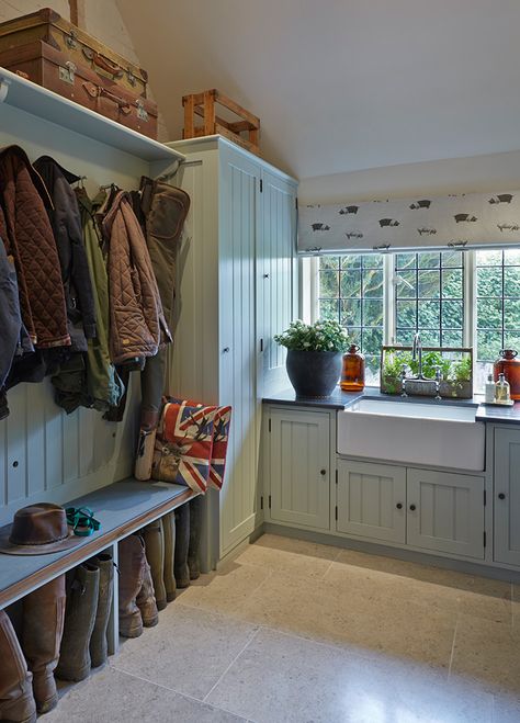 todhunter earle interiors Interior Design Country, Boot Room Utility, Utility Room Designs, Vibeke Design, Mudroom Laundry Room, Clothes Hanging, Boot Room, Cottage Interiors, Laundry Mud Room