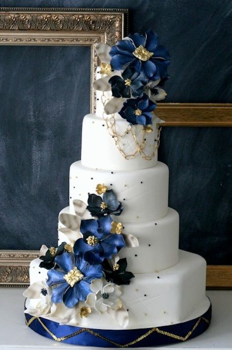 25 Delightful Wedding Cakes with Cascading Florals.... Love these! Navy Blue Wedding Cakes, Crazy Wedding Cakes, Blue Gold Wedding, Wedding Cake Pictures, Tafel Decor, Tiered Cake, Royal Blue Wedding, Wedding Cakes Blue, Blue Cakes