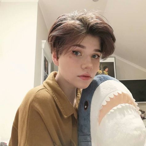 Nonbinary Hair Straight, Androgynous Hair Short, Short Tomboy Haircut, Tomboy Haircut, Chubby Face, Androgynous Hair, Tomboy Hairstyles, Short Hair Tomboy, Shot Hair Styles