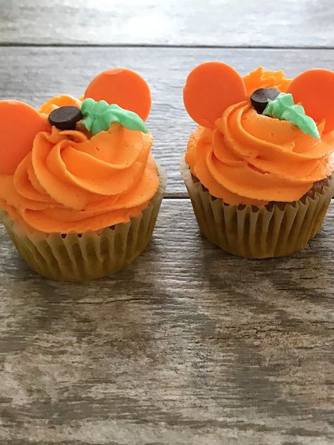 Four Easy Halloween Mickey Mouse Cupcakes - The Mommy Mouse Clubhouse Adorable Cupcakes, Halloween Mickey Mouse, Disney Cupcakes, Mouse Cupcakes, Mickey Mouse Cupcakes, Disney Desserts, Mickey Mouse Pumpkin, Mouse Halloween, Disney Pumpkin