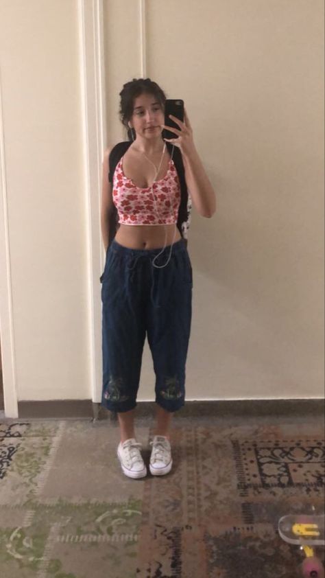 Baggy Capris Outfit, Baggy Capris, Key West Kitten, Jorts Baggy, Capri Outfits, Flowers Tropical, Tropical Outfit, Jeans Summer, Going Shopping