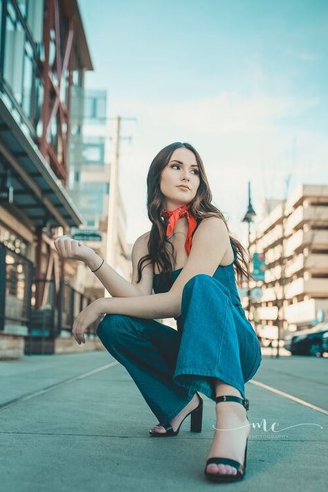 City Fashion Shoot, City Fashion Photography, Urban Photography Portrait, Street Fashion Photoshoot, Downtown Photography, Senior Photography Poses, Pose Model, Senior Portrait Poses, Newborn Photography Poses