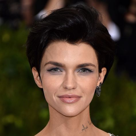 A pixie with soft pushedback bangs softens any hard features says Paul. Ruby Rose is a classic. Fingercomb a light... Pixie Heart Shaped Face, Bob Lung, Pixie Haircut Styles, Face Shape Hairstyles, Heart Face, Heart Face Shape, Cool Haircuts, Pixie Hairstyles, Face Shape