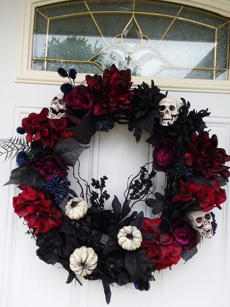 Gothic Wreaths For Front Door, Gothic Door Wreath, Goth Wreath Ideas, Goth Wreath Diy, Dark Christmas Wreath, Gothic Christmas Wreath, Goth Christmas Wreath, Black Xmas Tree, Hay Bale Art