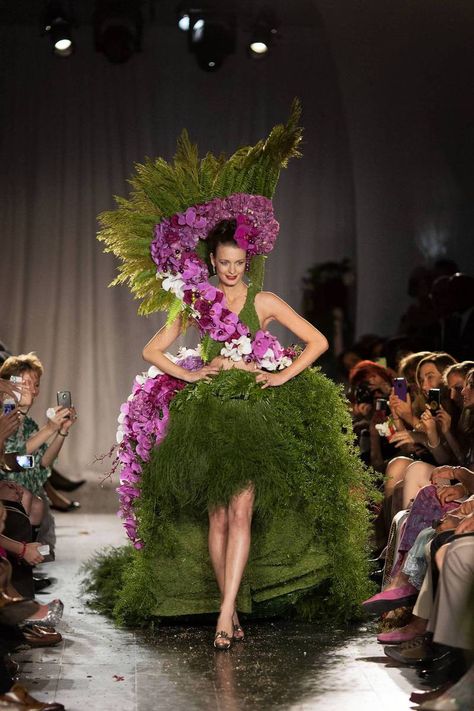 Flowers as fashion for Fleurotica – Chicago Tribune Landscape Dress Design, Real Flower Dress, Flower Inspired Fashion, Nature Runway, Dress Made Of Flowers, Fashion Show Ideas, Costume Fleur, Show Ideas, Floral Couture