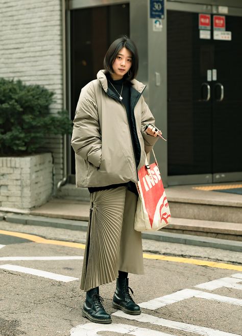 Japan Winter Style, Seoul Street Style, Street Style Minimalist, Korean Style Winter, Asian Style Clothes, January Outfits, Japan Fashion Week, Korean Winter Outfits, Winter Outfits Street Style