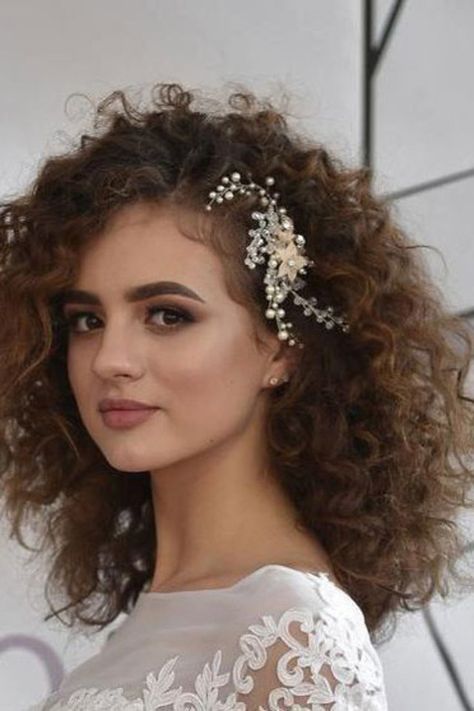 Nature Curly Hairstyles, Head Piece For Curly Hair, Simple Fancy Hairstyles For Curly Hair, Curly Hair Wedding Hairpiece, Fascinator Curly Hair, Natural Curly Bridesmaid Hairstyles, Curly Hairstyles Bridal, Curly Hair Event Style, Curly Hair Down Wedding