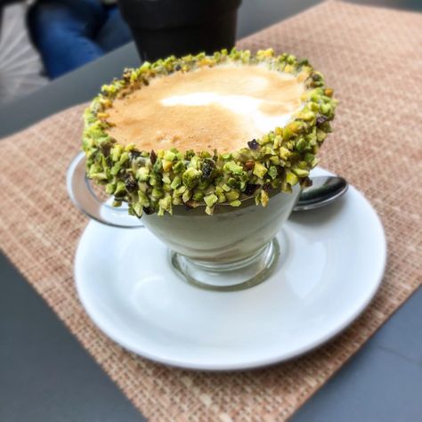 Pistachio cappuccino. Must have this while in Florence Pistachio Cappuccino, Pistachio Affogato, Pistachio Coffee, Negroni, Shop Ideas, Coffee Drinks, Pistachio, Cappuccino, Florence