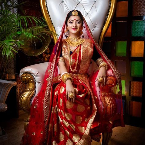 Bangali Traditional Bride, Bengali Bridal Lehenga, Bridal Bengali Look, Royal Bengali Bridal Look, Bengali Bride Saree, Bengali Wedding Bride, Bengali Reception Look, Indian Bride Reception Look, Bengali Bride Traditional Look