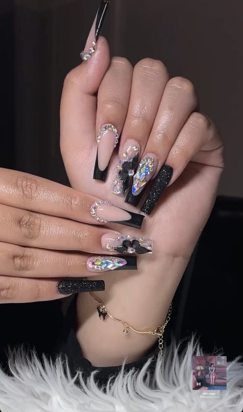 Nails Acrylic Black With Diamonds, 15 Nails Ideas Black, Black Acrylic Nails Quince, Prom Black Acrylic Nails, Quince Black Nails, Black Glam Nails Short, Elegant Black Acrylic Nails, Black Acrylic Nail Designs With Diamonds, Black And White Nails For Prom