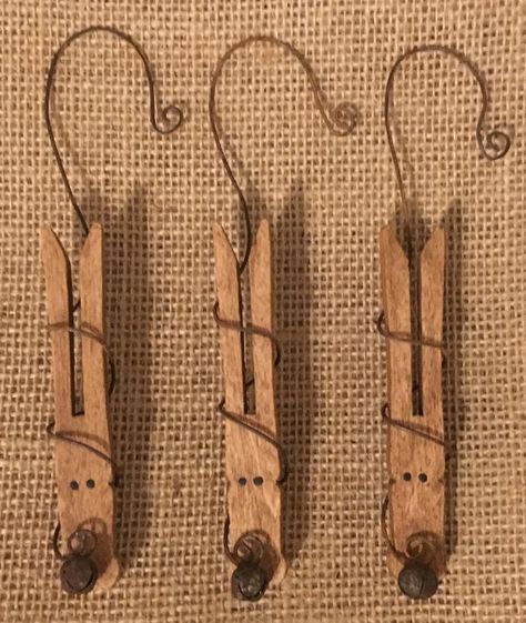 Clothespin Ornament, Primitive Christmas Ornaments, Clothespin Crafts Christmas, Moose Crafts, Primitive Christmas Tree, Christmas Rudolph, Christmas Clothespins, Pin Crafts, Rudolph Reindeer