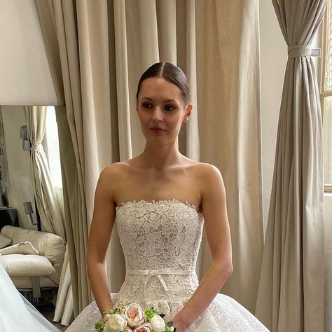 PETER LANGNER on Instagram: "SOPHIE, our classic tulle ballgown with a Giupure Mini-dress #weddingdress with a #twist , to change from a #formal #ballgown #look to a #fun and #happy #minidress for your #partylook #abitodasposa #bridetobe #wedding #novia #handmade in #milano next #trunkshow a #napoli at @maisonmagic #photo by @marcoguastalla" Peter Langner, Tulle Ballgown, Bohemian Wedding, Party Looks, Ball Gowns, Wedding Dresses, Twist, Mini Dress, Instagram