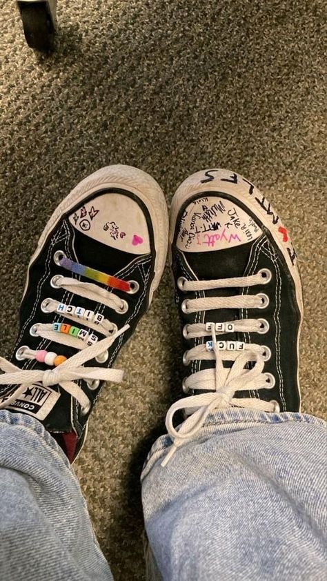 Boty Converse, Meeting Celebrities, Doodle Shoes, Sharpie Shoes, Converse Design, Grunge Shoes, Custom Shoes Diy, Micro Crochet, Shoe Decoration