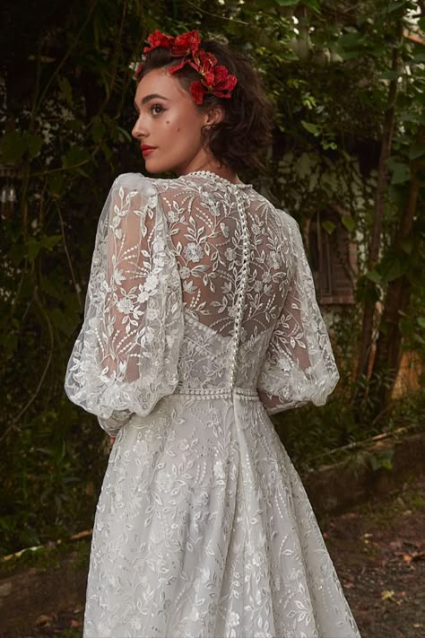 Lace Wedding Dress Curvy Bride, Wedding Dress Puffed Sleeves, Wedding Dress Fuller Bust, Chunky Lace Wedding Dress, Wedding Dresses Photoshoot, Lace Puff Sleeve Wedding Dress, Redesigned Wedding Dress, Artsy Wedding Dresses, Wedding Dress Sheer Sleeves