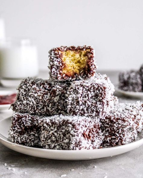 Lamington cakes stacked in a plate Lemington Cake Recipes, Lemington Cake, Lamingtons Cake, Lamington Cake Recipe, Lamington Recipe, Lamington Cake, Lamingtons Recipe, Cakes Vanilla, Australian Recipes