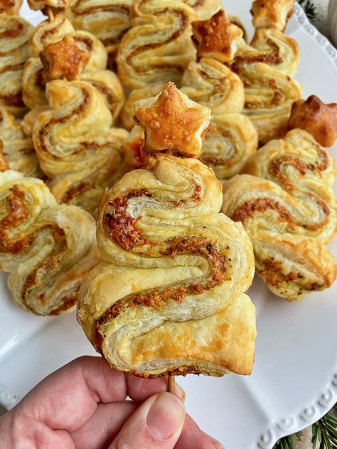 Pesto Tree Puff Pastry, Christmas Pesto And Mozzarella Puff Pastry Trees, Pesto Christmas Tree Appetizer, Pesto Puff Pastry, Ham Cheese Puff Pastry, Puff Pastry Christmas Tree, Puff Pastry Sticks, Puff Pastry Christmas, Pastry Christmas