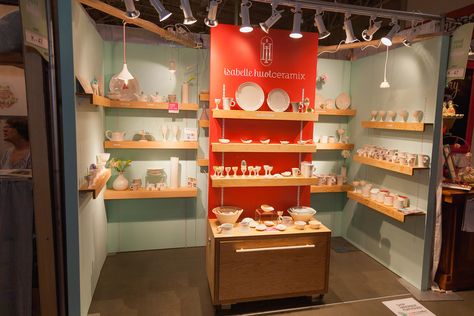 #OOAKS16 Best Booth Honourable Mention Isabelle Huot Ceramix Expo Booth Design, Pottery Booth Display, Art Fair Display, Tradeshow Booth Display, Craft Booths, Art Fair Booth, Vendor Booth Display, Exhibition Display Design, Pottery Sale