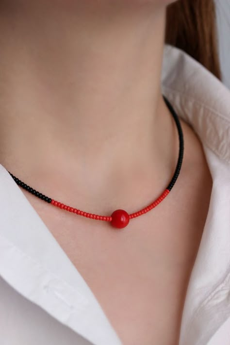 Single Bead Necklace, Red Beads Jewellery, Red Coral Stone, Diy Wire Jewelry Rings, Simple Beaded Necklaces, Stone Bead Jewelry, Beads Choker, Beaded Necklace Patterns, Necklace Everyday