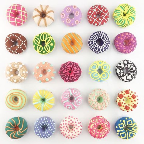 Donat Glaze, Pink Pitaya, Donut Decorating Ideas, Fancy Donuts, Star Donuts, Donut Filling, Donut Toppings, Food Business Ideas, Donut Decorations