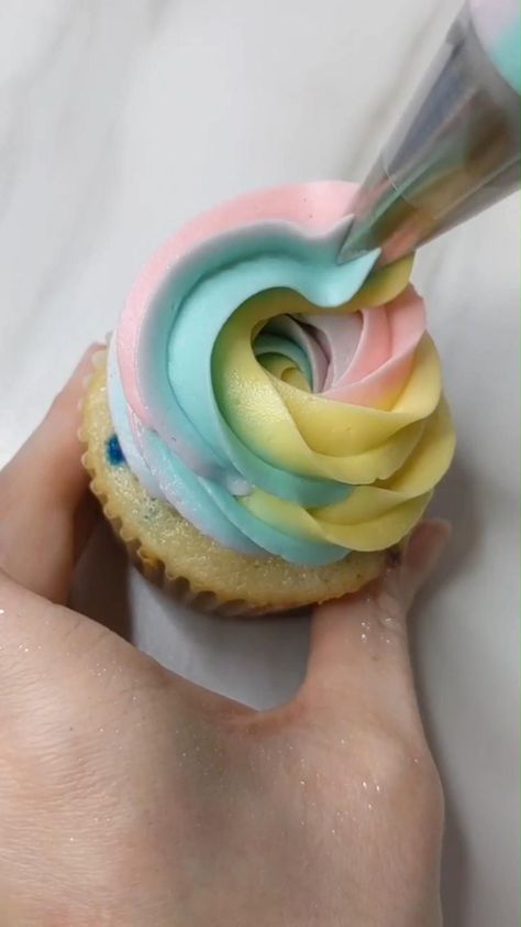 Gökkuşaği Pasta, Rainbow Buttercream, Desserts Easter, Cupcake Decorating Tips, French Macaron, Cupcake Cake Designs, Buttercream Cupcakes, Cake Decorating Piping, Cake Decorating Frosting