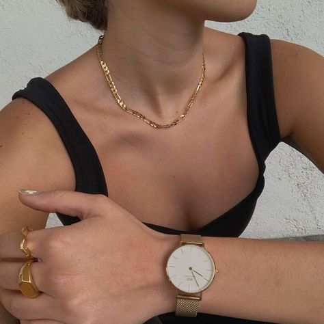 Accesories Outfit Jewelry, Chains Aesthetic, Gold Band Wedding Ring, Classy Jewelry, Jewelry Photography, Jewelry Outfit, Layered Jewelry, Girly Jewelry, Jewelry Inspo