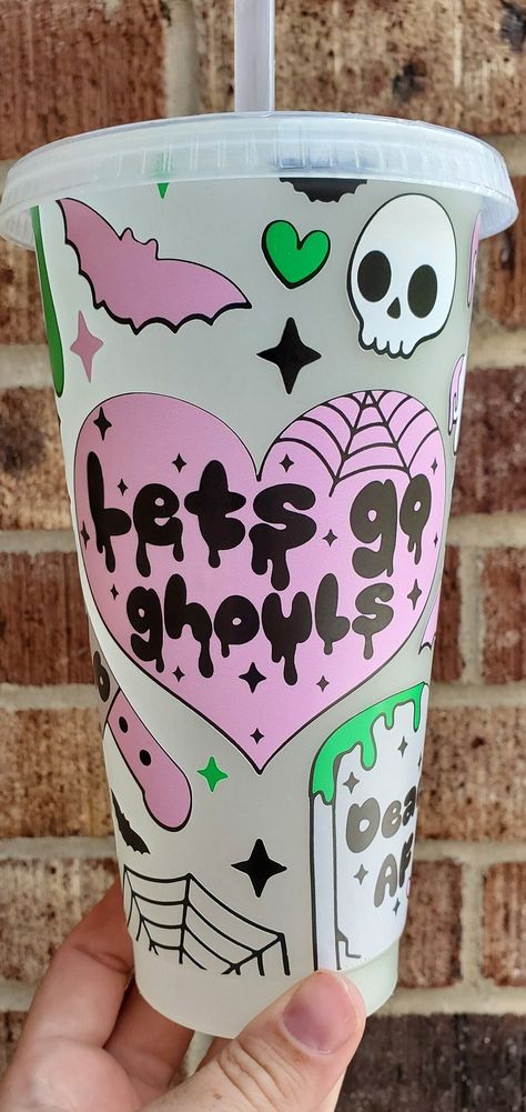 💀 24 Ounce Frosted Plastic Cup with Let's Go Ghouls Halloween Wrap. Made with permanent printed vinyl. Comes with matching lid and straw.  💚 This is HANDWASH ONLY with non abrasive sponge. Do not use in dishwasher. Do not soak. Made with permanent vinyl. Halloween Cup Cricut, Plastic Cup Vinyl Ideas, Plastic Tumbler Ideas, Cricut Vinyl Cups, Fall Vinyl Projects, Halloween Cups Vinyl, Vinyl Cup Ideas, Halloween Cup Ideas, Halloween Tumblers