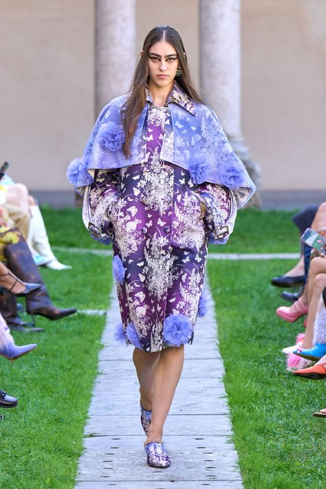 Tie Dye Fashion Outfits, Purple Fashion Outfit, Mode Purple, Tie Dye Fashion, Color Trends Fashion, Fashion Forecasting, Moda Paris, Copenhagen Fashion Week, Runway Trends