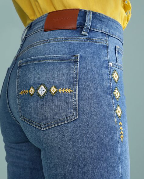 Vaquero pitillo de mujer bordado all over Embroidery Jeans Diy, Custom Jeans, Embroidery On Clothes, Jeans Diy, Hand Embroidery Stitches, Hand Embroidery Design, Embroidery Craft, Diy Couture