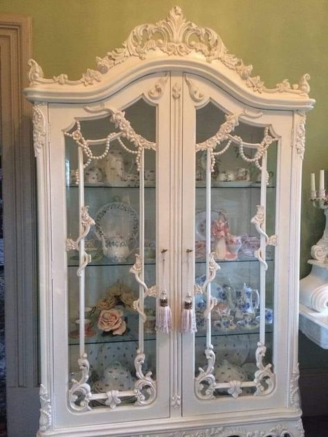 Shabby Chic Display Cabinet, Shabby Chic Furniture Diy, Muebles Shabby Chic, French Armoire, Door Display, Cute Furniture, Blue White Decor, Display Cabinets, Cute Bedroom Decor