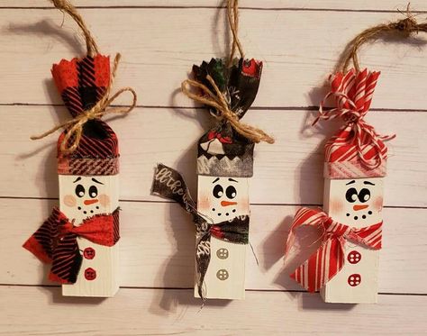 Student Christmas Crafts For Parents, 2x2 Crafts, Block Snowman, Jenga Blocks, Christmas Craft Fair, Bazaar Crafts, Diy Christmas Tree Ornaments, Handmade Christmas Crafts, Dollar Store Christmas