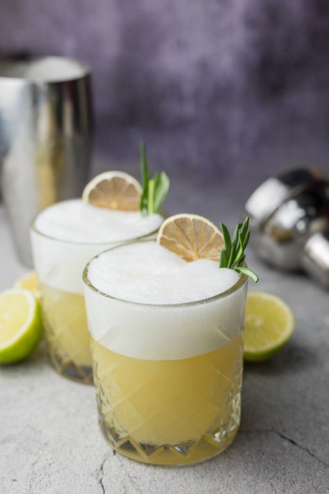 Whisky Sour Cocktail, Whisky Sour Recipe, Sour Drink, Daily Greens, Hey Bartender, Whisky Sour, Cocktail Drinks Alcoholic, Sour Foods, Sour Cocktail