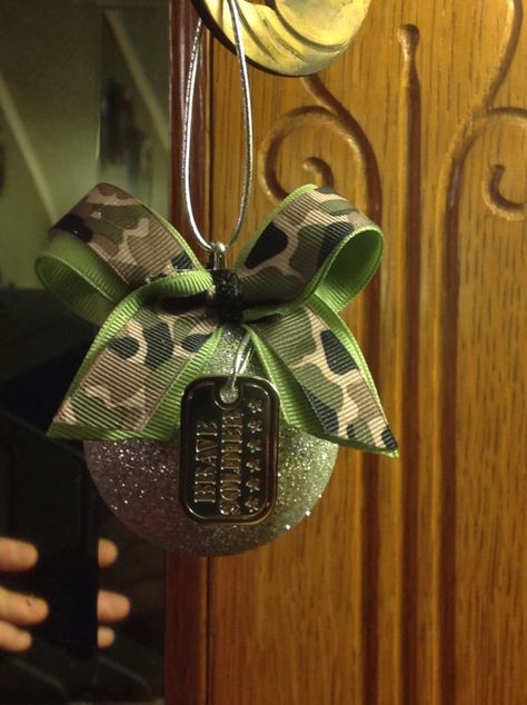 3 Easy Military Dog Tag Keepsakes http://wp.me/p1d7d0-8XS Army Christmas Tree, Army Christmas Tree Ideas, Army Christmas, Military Ornaments, Military Crafts, Army Crafts, Army Decor, Military Christmas, Military Dog